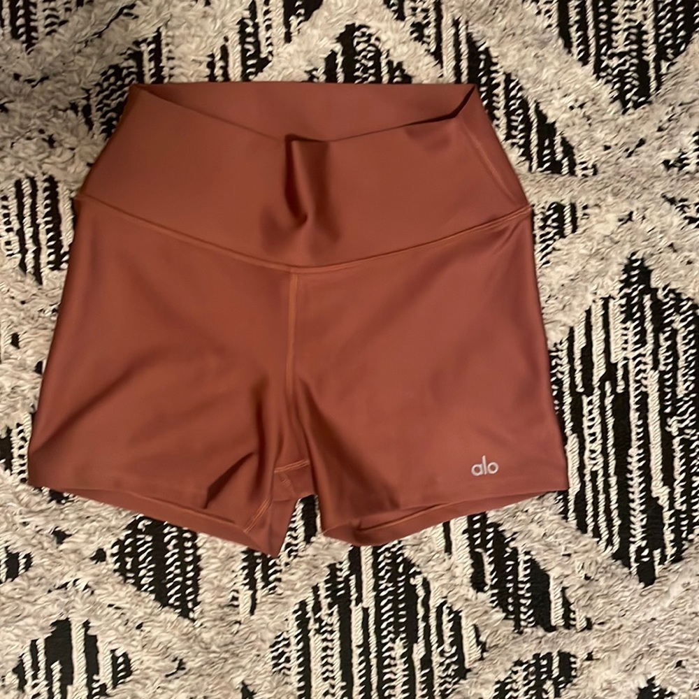 Alo high waisted 3” Airlift short. Size M